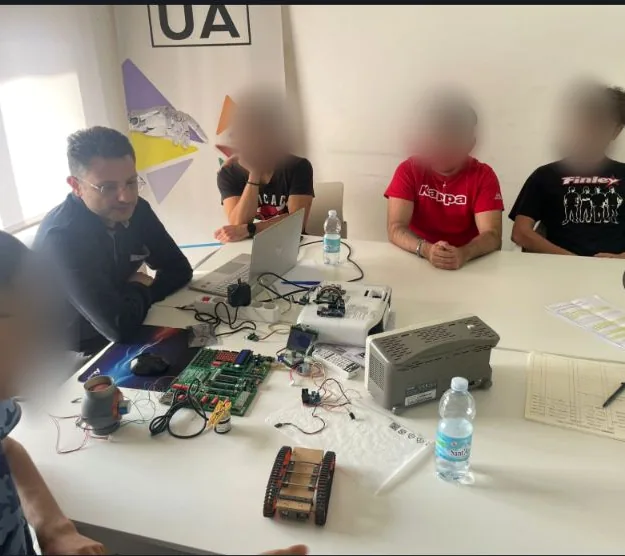 Davide La Maestra durante un’attività PCTO su Arduino, Raspberry e IoT; i volti degli studenti sono anonimizzati